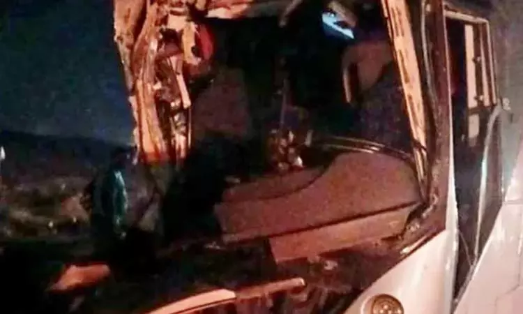 எகிப்து: சுற்றுலா பஸ் மீது லாரி மோதி விபத்து - 2 பேர் பலி