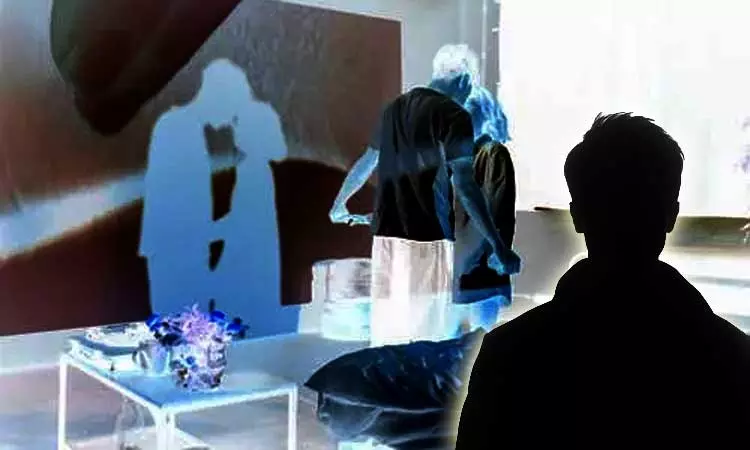 பூட்டிய வீட்டுக்குள் காதலனுடன் தனிமையில் இருந்த மகளை பிடித்து போலீசில் ஒப்படைத்த தந்தை