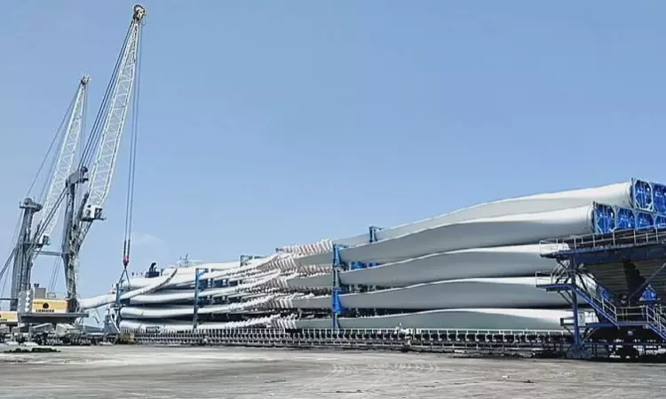 ஒரே கப்பலில் 103 காற்றாலை இறக்கைகளை கையாண்டு புதிய சாதனை