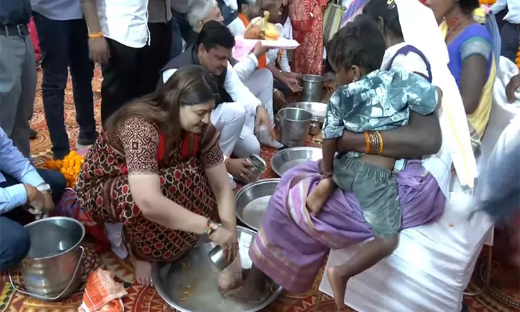 இந்து மதத்திற்கு திரும்பிய 125 பழங்குடியின மக்கள்; கால்களை கழுவி வரவேற்ற பா.ஜ.க. எம்.எல்.ஏ.