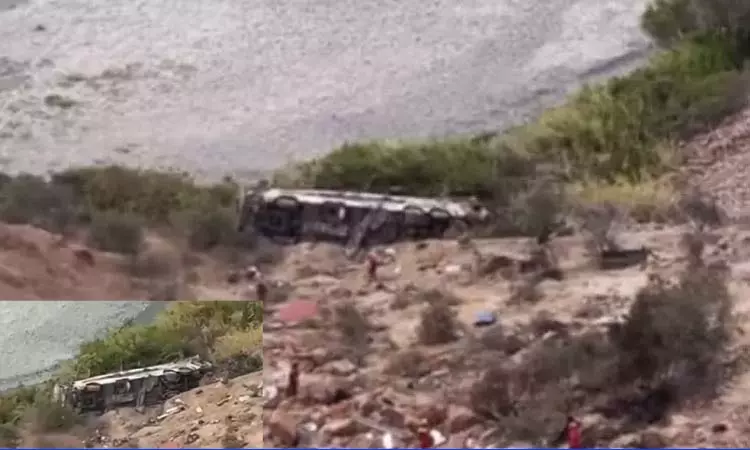 பள்ளத்தாக்கில் பஸ் கவிழ்ந்து விபத்து - 37 பேர் பலி பள்ளத்தாக்கில் பஸ் கவிழ்ந்து விபத்து - 37 பேர் பலி