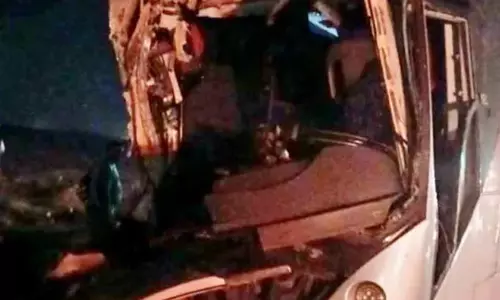 எகிப்து: சுற்றுலா பஸ் மீது லாரி மோதி விபத்து - 2 பேர் பலி