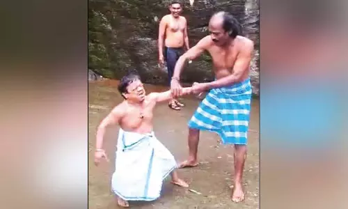 குற்றாலம் மெயின் அருவியில் ரீல்ஸ் வெளியிட்டு நடிகர்கள் முத்துக்காளை, கிங்காங் உற்சாகம் குற்றாலம் மெயின் அருவியில் ரீல்ஸ் வெளியிட்டு நடிகர்கள் முத்துக்காளை, கிங்காங் உற்சாகம்