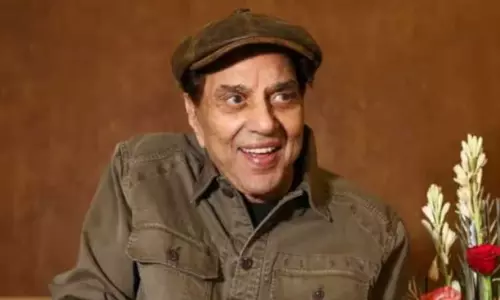 பாலிவுட் நடிகர் தர்மேந்திரா மருத்துவமனையில் இருந்து வீடு திரும்பினார்