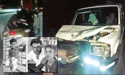 போலீஸ் வாகனம் மோதி குழந்தையுடன் பெற்றோர் பலியான சோகம் - சாலை மறியலில் ஈடுபட்ட மக்கள்