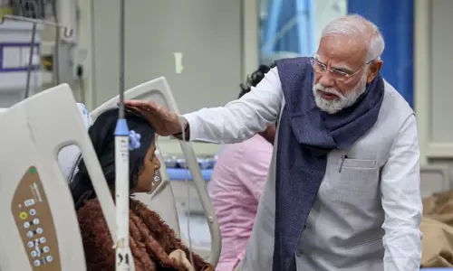 டெல்லி கார் வெடிப்பு; காயமடைந்த நபர்களை மருத்துவமனையின் பின் வாசல் வழியே சென்று சந்தித்து பிரதமர் மோடி ஆறுதல் டெல்லி கார் வெடிப்பு; காயமடைந்த நபர்களை மருத்துவமனையின் பின் வாசல் வழியே சென்று சந்தித்து பிரதமர் மோடி ஆறுதல்