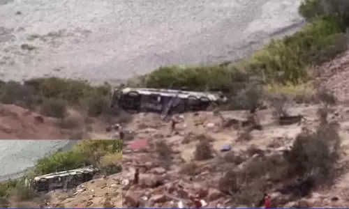 பள்ளத்தாக்கில் பஸ் கவிழ்ந்து விபத்து - 37 பேர் பலி