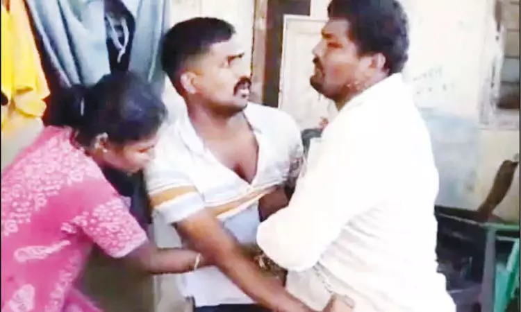 அதிர்ச்சி சம்பவம்: விசாரணைக்கு சென்ற சப்-இன்ஸ்பெக்டரை மின் கம்பத்தில் கட்டி வைத்து தாக்கிய தம்பதி