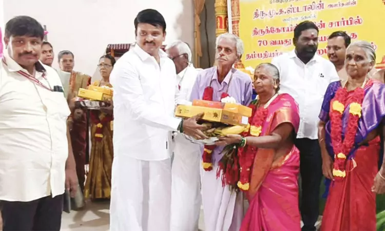 திருச்செந்தூர் கோவிலில் வயது முதிர்ந்த தம்பதிகளுக்கு சிறப்பு செய்யும் நிகழ்ச்சி திருச்செந்தூர் கோவிலில் வயது முதிர்ந்த தம்பதிகளுக்கு சிறப்பு செய்யும் நிகழ்ச்சி