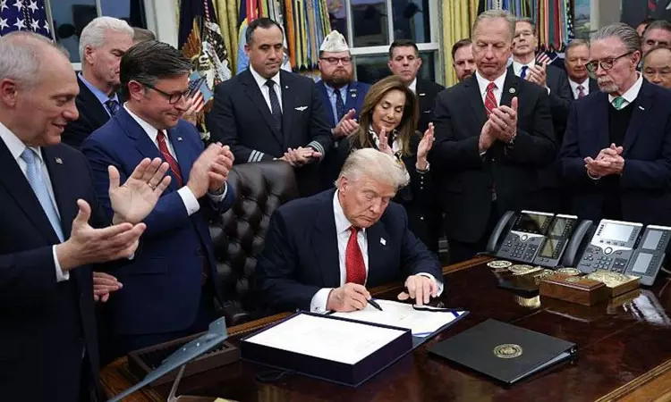 43 நாள் அமெரிக்க அரசு முடக்கம் முடிவுக்கு வந்தது; மசோதாவில் கையெழுத்திட்டார் டிரம்ப்