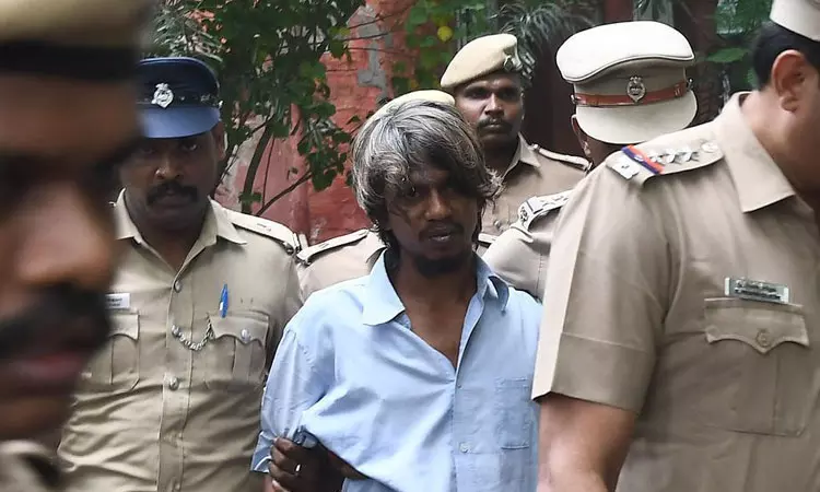 நீதிபதி மீது ரவுடி கருக்கா வினோத் காலணி வீச முயற்சி