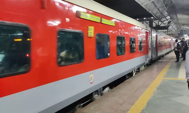 விதர்பா எக்ஸ்பிரஸ் ரெயிலில் முன்பதிவு பயணியின் விலையுயர்ந்த பொருட்கள் கண நேரத்தில் திருட்டு; 2 பேர் கைது