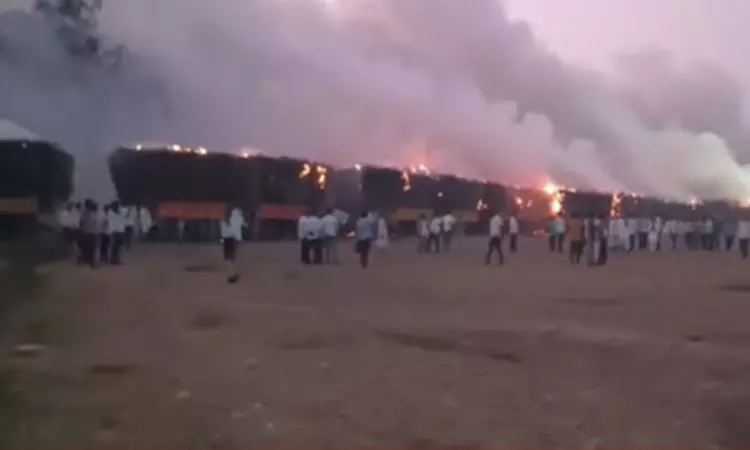 கர்நாடகாவில் பரபரப்பு; 50க்கும் மேற்பட்ட டிராக்டர்களை கொளுத்திய கரும்பு விவசாயிகள்