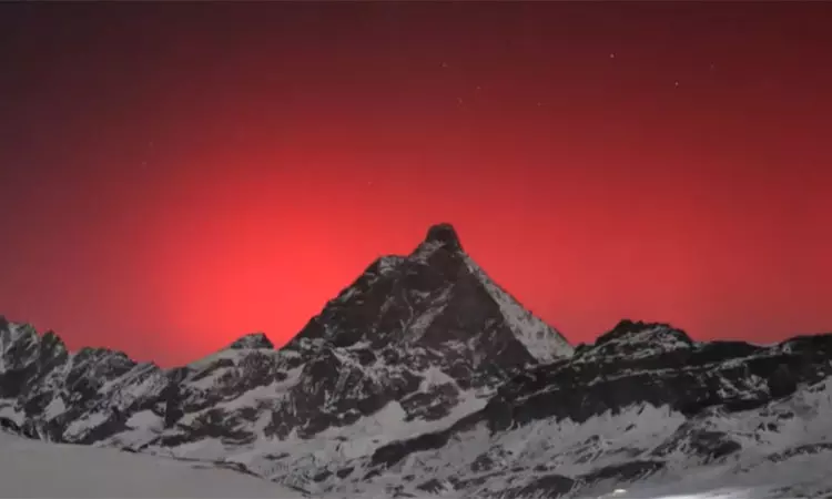 இத்தாலியில் ‘செக்கச் சிவந்த வானம்’  அரிய நிகழ்வை கண்டுகளித்த மக்கள்