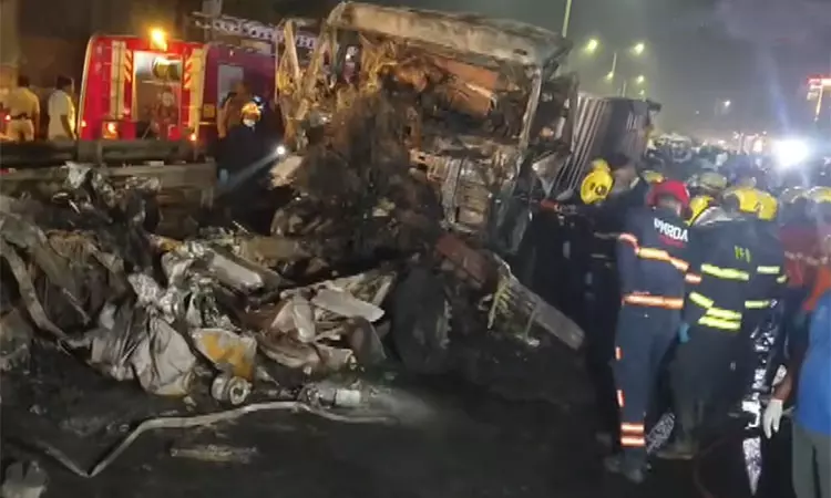 புனேவில் 2 லாரிகள் மோதி கோர விபத்து... நடுவில் சிக்கிய கார்  8 பேர் உயிரிழப்பு