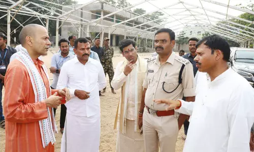 திருச்சானூரில் கார்த்திகை பிரம்மோற்சவ ஏற்பாடுகள் தீவிரம்.. தேவஸ்தான அதிகாரி, கலெக்டர் ஆய்வு