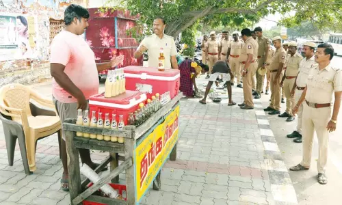 திருவண்ணாமலை கிரிவலப்பாதையில் உள்ள நடைபாதை ஆக்கிரமிப்புகள் அகற்றும் பணி தீவிரம் திருவண்ணாமலை கிரிவலப்பாதையில் உள்ள நடைபாதை ஆக்கிரமிப்புகள் அகற்றும் பணி தீவிரம்