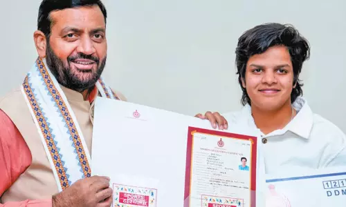 ஷபாலி வர்மாவுக்கு ஊக்கத்தொகை:  அரியானா முதல்-மந்திரி வழங்கினார்