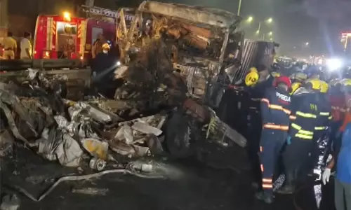 புனேவில் 2 லாரிகள் மோதி கோர விபத்து... நடுவில் சிக்கிய கார் - 8 பேர் உயிரிழப்பு