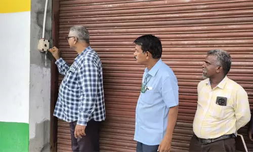 கோவில்பட்டியில் அனுமதியின்றி இயற்கை உரம் பதுக்கல்: குடோனுக்கு சீல் வைத்த வேளாண்மை துறை அதிகாரிகள் கோவில்பட்டியில் அனுமதியின்றி இயற்கை உரம் பதுக்கல்: குடோனுக்கு சீல் வைத்த வேளாண்மை துறை அதிகாரிகள்