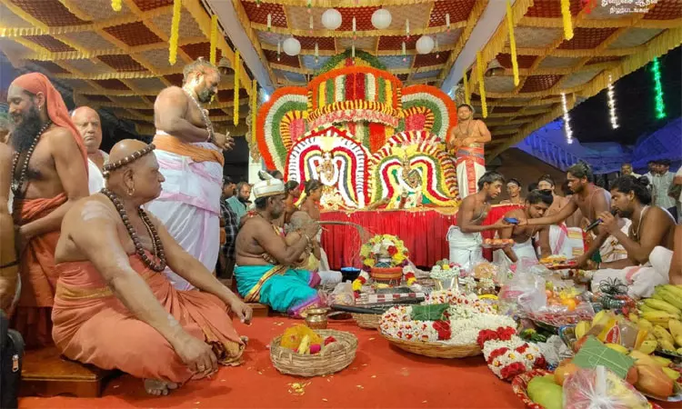 மயிலாடுதுறையில் காவிரி துலா உற்சவம்.. சுவாமி-அம்பாள் திருக்கல்யாணம்
