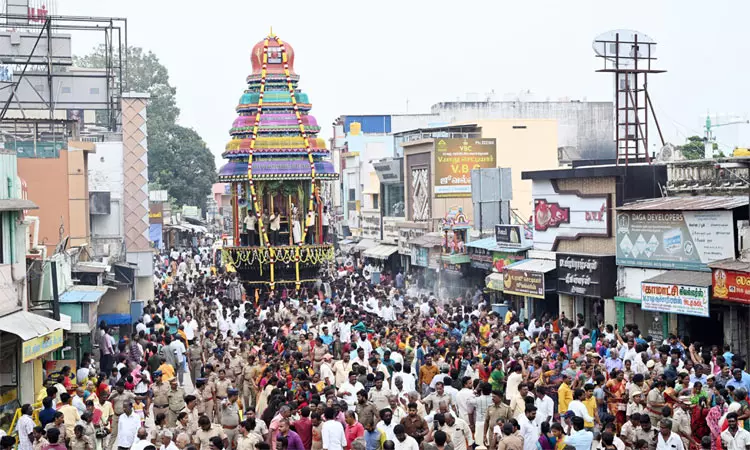 திருவண்ணாமலை: புனரமைக்கப்பட்ட பராசக்தி அம்மன் தேர் வெள்ளோட்டம்- பெண்கள் வடம் பிடித்து இழுத்தனர்