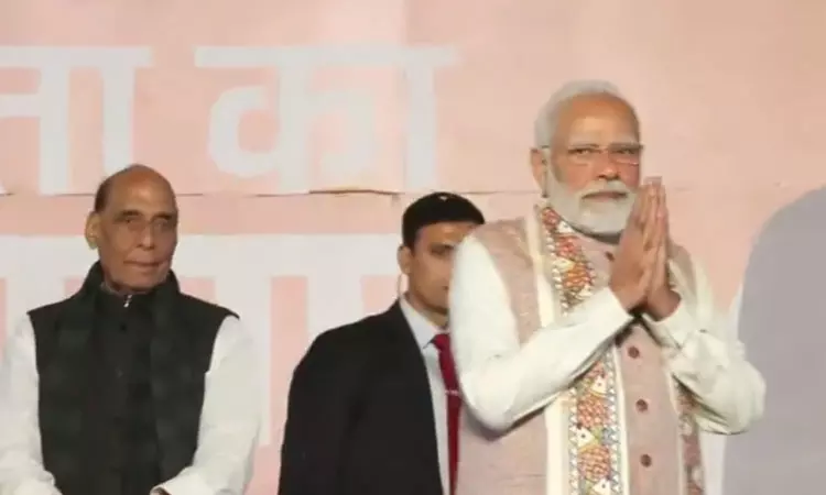 டெல்லி பாஜக தலைமையகத்திற்கு பிரதமர் மோடி வருகை; மலர் தூவி வரவேற்ற பாஜக தொண்டர்கள்