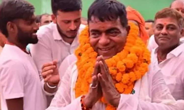 27 வாக்குகளில் வெற்றி