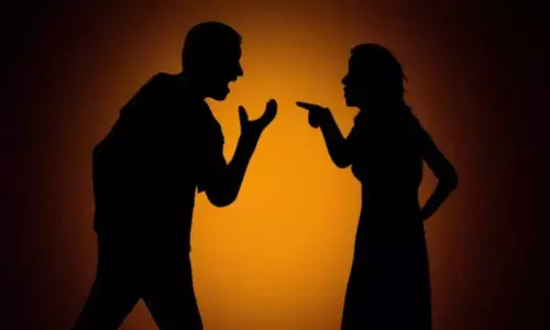 தகாத வார்த்தைகளால் திட்டியதால் ஆத்திரம்.. கணவனை சுத்தியலால் அடித்துக்கொன்ற மனைவி