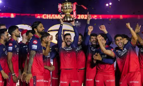 ஐபிஎல்: 4 வீரர்களை விடுவிக்க பெங்களூரு அணி திட்டம் ஐபிஎல்: 4 வீரர்களை விடுவிக்க பெங்களூரு அணி திட்டம்