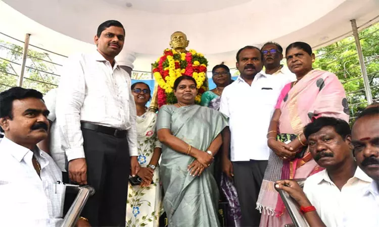 தூத்துக்குடியில் குரூஸ் பர்னாந்து பிறந்த நாள் விழா: அமைச்சர் கீதாஜீவன் மரியாதை