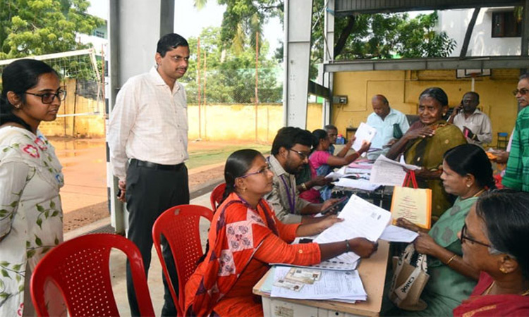 தூத்துக்குடியில் எஸ்.ஐ.ஆர். சிறப்பு முகாம்: கலெக்டர் ஆய்வு