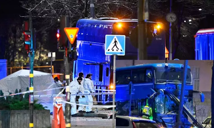 ஸ்வீடனில் பயணிகள் நிழற்கூடம் மீது மோதிய பஸ் - 3 பேர் பலி ஸ்வீடனில் பயணிகள் நிழற்கூடம் மீது மோதிய பஸ் - 3 பேர் பலி