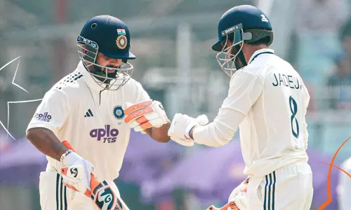 கொல்கத்தா டெஸ்ட்: முதல் இன்னிங்சில் இந்திய அணி 189 ரன்களுக்கு ஆட்டமிழப்பு கொல்கத்தா டெஸ்ட்: முதல் இன்னிங்சில் இந்திய அணி 189 ரன்களுக்கு ஆட்டமிழப்பு