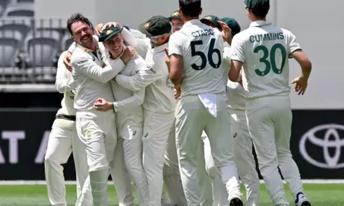 ஆஷஸ் முதல் டெஸ்ட்: ஆஸி. முன்னணி வேகப்பந்து வீச்சாளர் விலகல்