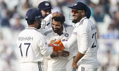 கொல்கத்தா டெஸ்ட்: ஜடேஜா அபாரம்.. தென் ஆப்பிரிக்கா தடுமாற்றம்