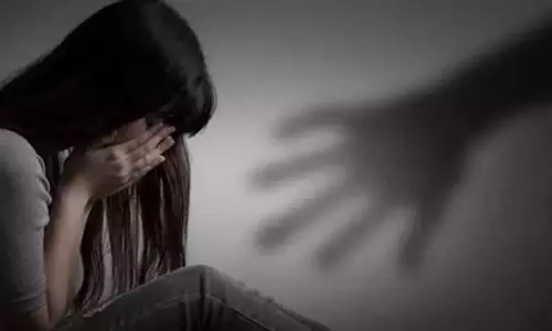 கூட்டு பாலியல் வன்கொடுமை வழக்கு; பாதிக்கப்பட்ட இளம்பெண்ணை பலாத்காரம் செய்த வழக்கறிஞர்