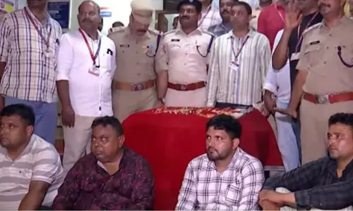 கேரளா: ரெயிலில் பயணியிடமிருந்து ரூ. 50 லட்சம் மதிப்புள்ள நகைகளை திருடிய கும்பல் - 4 பேர் கைது