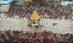 மயிலாடுதுறை காவிரி கரையில் எழுந்தருளிய சுவாமிகள் மயிலாடுதுறை காவிரி கரையில் எழுந்தருளிய சுவாமிகள்