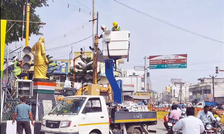 தீபத் திருவிழாவை முன்னிட்டு கிரிவலப்பாதையில் கூடுதல் கண்காணிப்பு கேமராக்கள் பொருத்தும் பணி தீவிரம் தீபத் திருவிழாவை முன்னிட்டு கிரிவலப்பாதையில் கூடுதல் கண்காணிப்பு கேமராக்கள் பொருத்தும் பணி தீவிரம்
