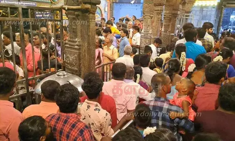 திருநள்ளாறில் பரபரப்பு.. பக்தர்களிடம் பணம் பறித்ததாக புகார்: ஊழியர்கள் உள்பட 15 பேர் சிக்கினர் திருநள்ளாறில் பரபரப்பு.. பக்தர்களிடம் பணம் பறித்ததாக புகார்: ஊழியர்கள் உள்பட 15 பேர் சிக்கினர்