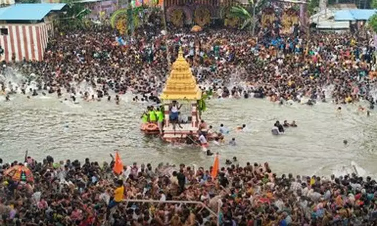 மயிலாடுதுறை காவிரி கரையில் எழுந்தருளிய சுவாமிகள் மயிலாடுதுறை காவிரி கரையில் எழுந்தருளிய சுவாமிகள்