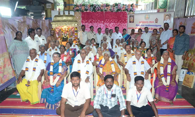 பண்ணாரி மாரியம்மன் கோவிலில் 70 வயது பூர்த்தியான தம்பதிகளுக்கு சிறப்பு செய்யப்பட்டது பண்ணாரி மாரியம்மன் கோவிலில் 70 வயது பூர்த்தியான தம்பதிகளுக்கு சிறப்பு செய்யப்பட்டது