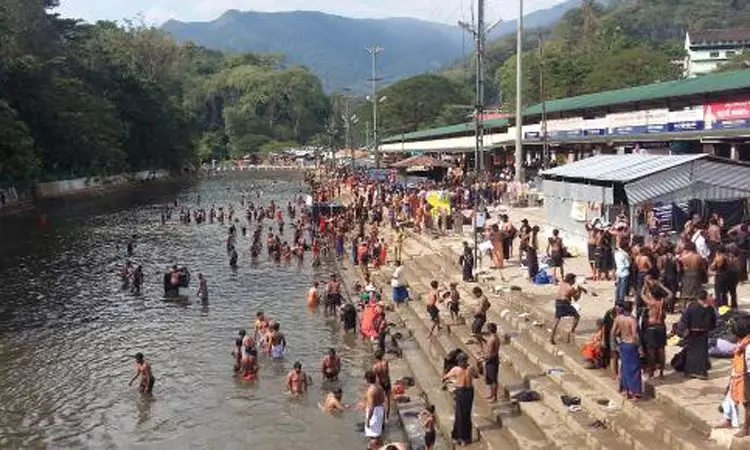 கேரளாவில் ஐயப்ப பக்தர்களுக்கு கட்டுப்பாடு விதித்த சுகாதாரத்துறை கேரளாவில் ஐயப்ப பக்தர்களுக்கு கட்டுப்பாடு விதித்த சுகாதாரத்துறை