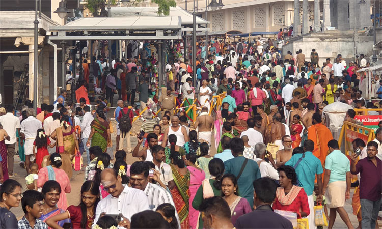 விடுமுறை தினம்.. திருச்செந்தூர் முருகன் கோவிலில் திரளான பக்தர்கள் தரிசனம்