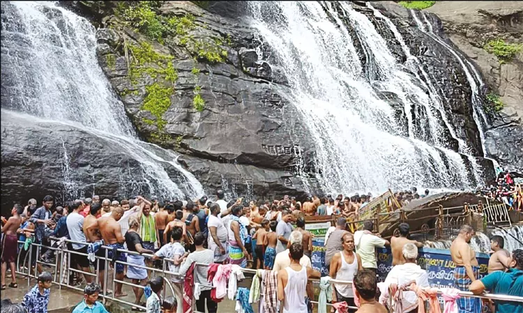 வார விடுமுறை: குற்றாலத்தில் சுற்றுலா பயணிகள் உற்சாக குளியல்