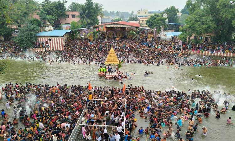 மயிலாடுதுறை காவிரி துலாகட்டத்தில் கடைமுக தீர்த்தவாரி: ஆயிரக்கணக்கான பக்தர்கள் புனித நீராடினர்