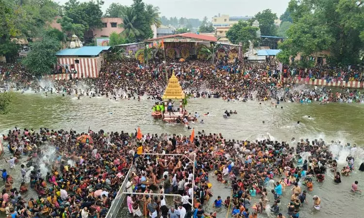 மயிலாடுதுறை காவிரி துலாகட்டத்தில் கடைமுக தீர்த்தவாரி: ஆயிரக்கணக்கான பக்தர்கள் புனித நீராடினர் மயிலாடுதுறை காவிரி துலாகட்டத்தில் கடைமுக தீர்த்தவாரி: ஆயிரக்கணக்கான பக்தர்கள் புனித நீராடினர்