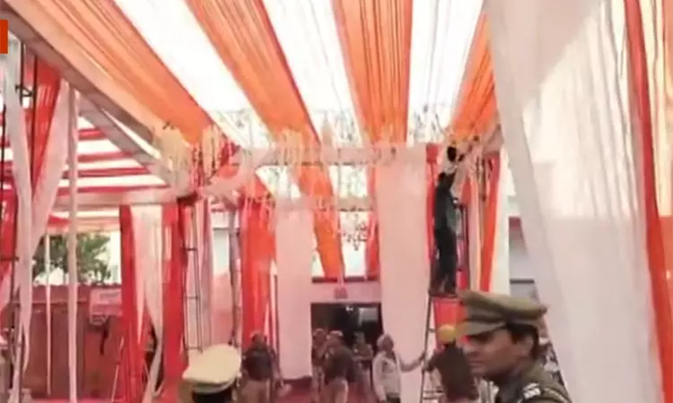 உத்தர பிரதேசத்தில் காவல் நிலையத்தை திருமண மண்டபம் போல் அலங்கரித்த காவலர்கள் - கடிந்து கொண்ட டி.ஐ.ஜி.