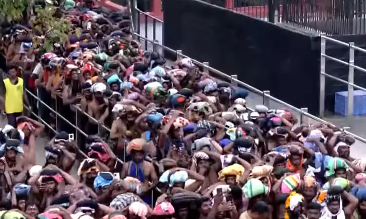 மகரவிளக்கு பூஜை; பக்தர்களின் சரண கோஷம் முழங்க சபரிமலை அய்யப்பன் கோவில் நடை திறப்பு